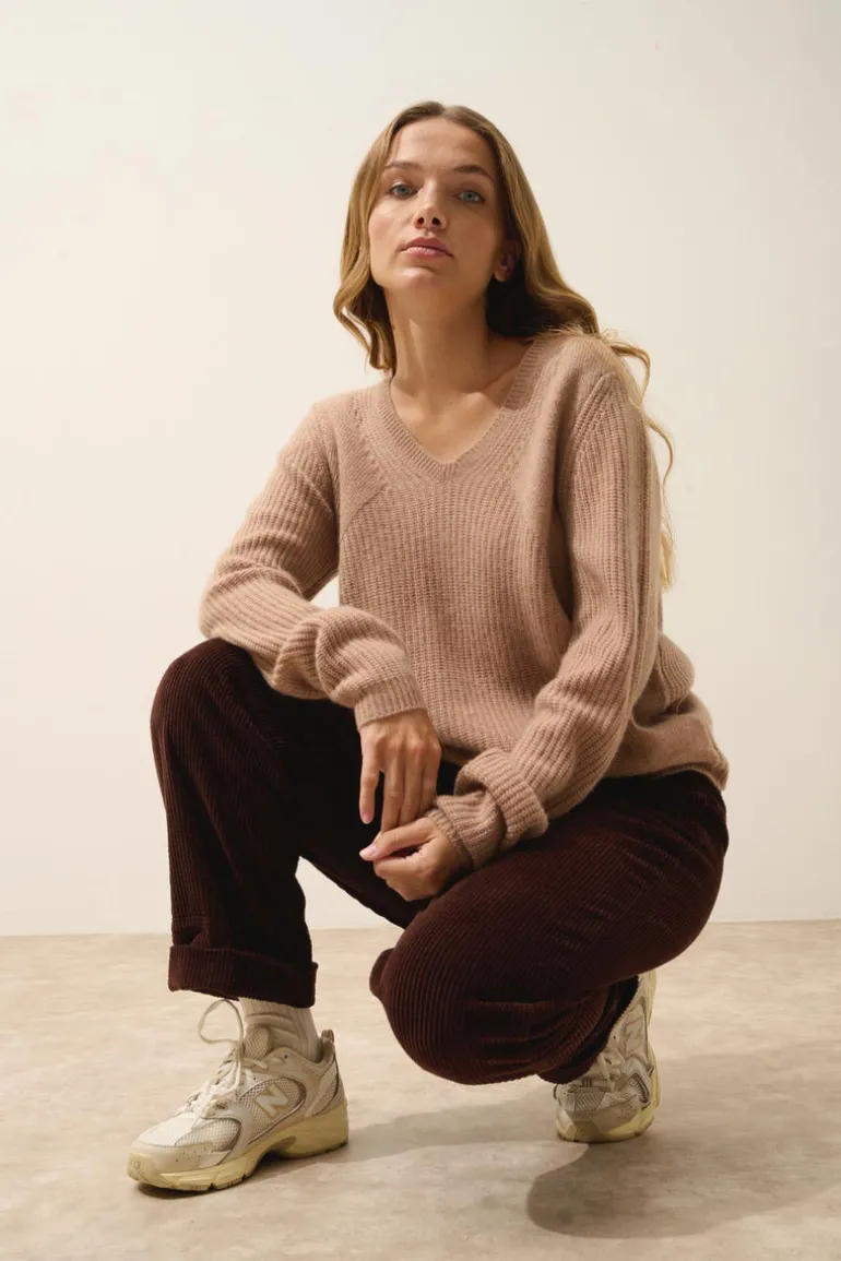AMRITA pull col v camel chiné