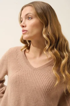 AMRITA pull col v camel chiné