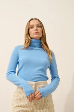 AVA pull col roulé baby blue