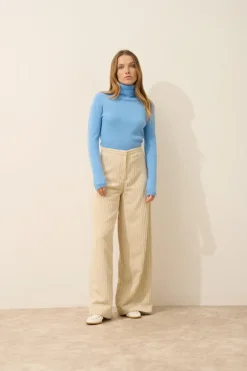 AVA pull col roulé baby blue