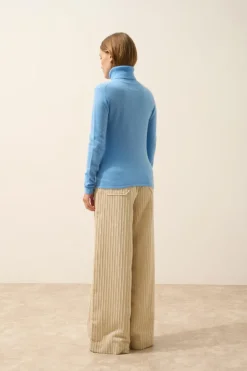 AVA pull col roulé baby blue
