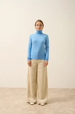AVA pull col roulé baby blue
