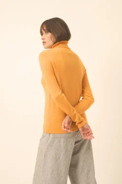 AVA pull col roulé curcuma