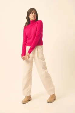AVA pull col roulé fuchsia
