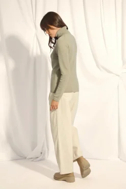 AVA pull col roulé olive