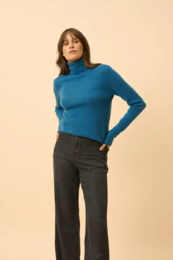 AVA pull col roulé paon