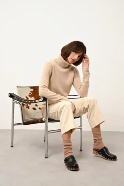 JUNE pull col roulé sable