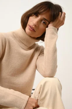 JUNE pull col roulé sable