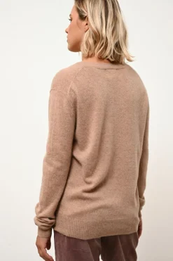NORA pull col v camel chiné